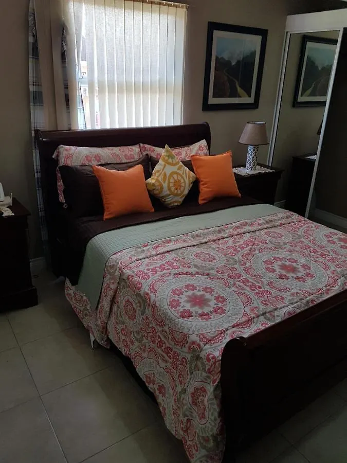 New Kingston Luxurious Secure Condo 0*,  Jamajka